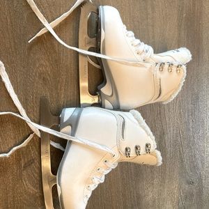 Girls Nearly New Ice Skates